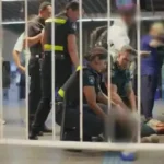 Funcionários do metrô prestando socorro em emergência a passageiro