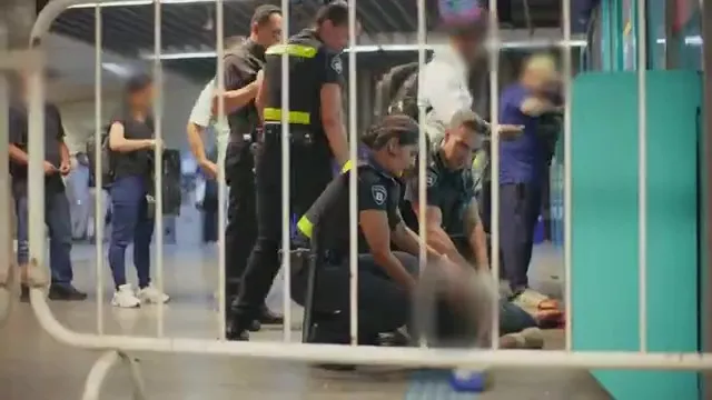 Funcionários do metrô prestando socorro em emergência a passageiro