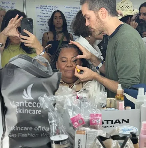 Vendedores de praia como modelos no Rio Fashion Week, Laurinha do Camarão, Romulo do Coco, moda praia, inclusão na moda.