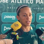 Dulce Quintana jogando futebol feminino pelo Atlético-PI com uniforme do time