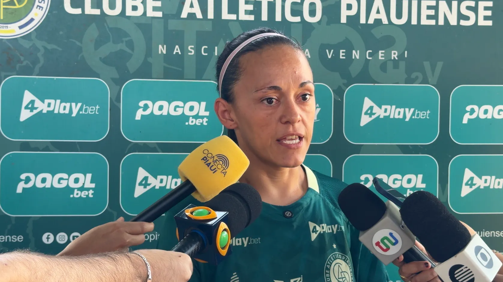 Dulce Quintana jogando futebol feminino pelo Atlético-PI com uniforme do time