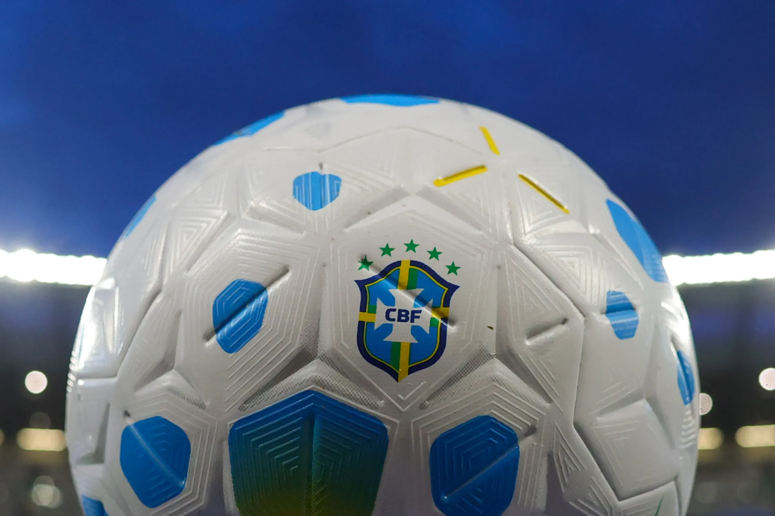 Gramado sintético, debate Liga CBF, futebol brasileiro, regras de campo, liga única