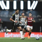 Arena MRV lotada com torcedores de Atlético-MG e Flamengo em partida de futebol.