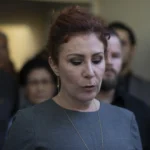 Martelo de juiz, documentos legais, justiça italiana, extradição Carla Zambelli