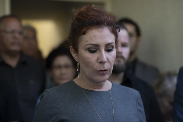 Martelo de juiz, documentos legais, justiça italiana, extradição Carla Zambelli