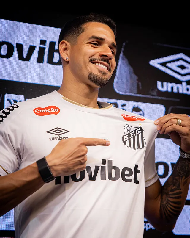 Defensor do Santos marcando jogador do Flamengo em jogo decisivo do Campeonato Brasileiro