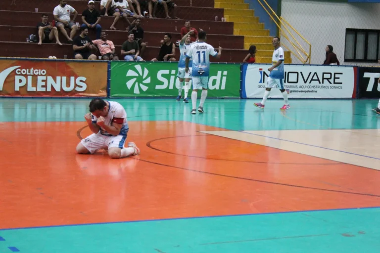 Partida da Copa TV Grande Rio de Futsal, jogadores em campo, futsal, esporte