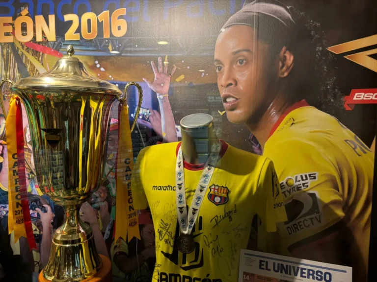 Ronaldinho Gaúcho jogando pelo Barcelona de Guayaquil na Noche Amarilla