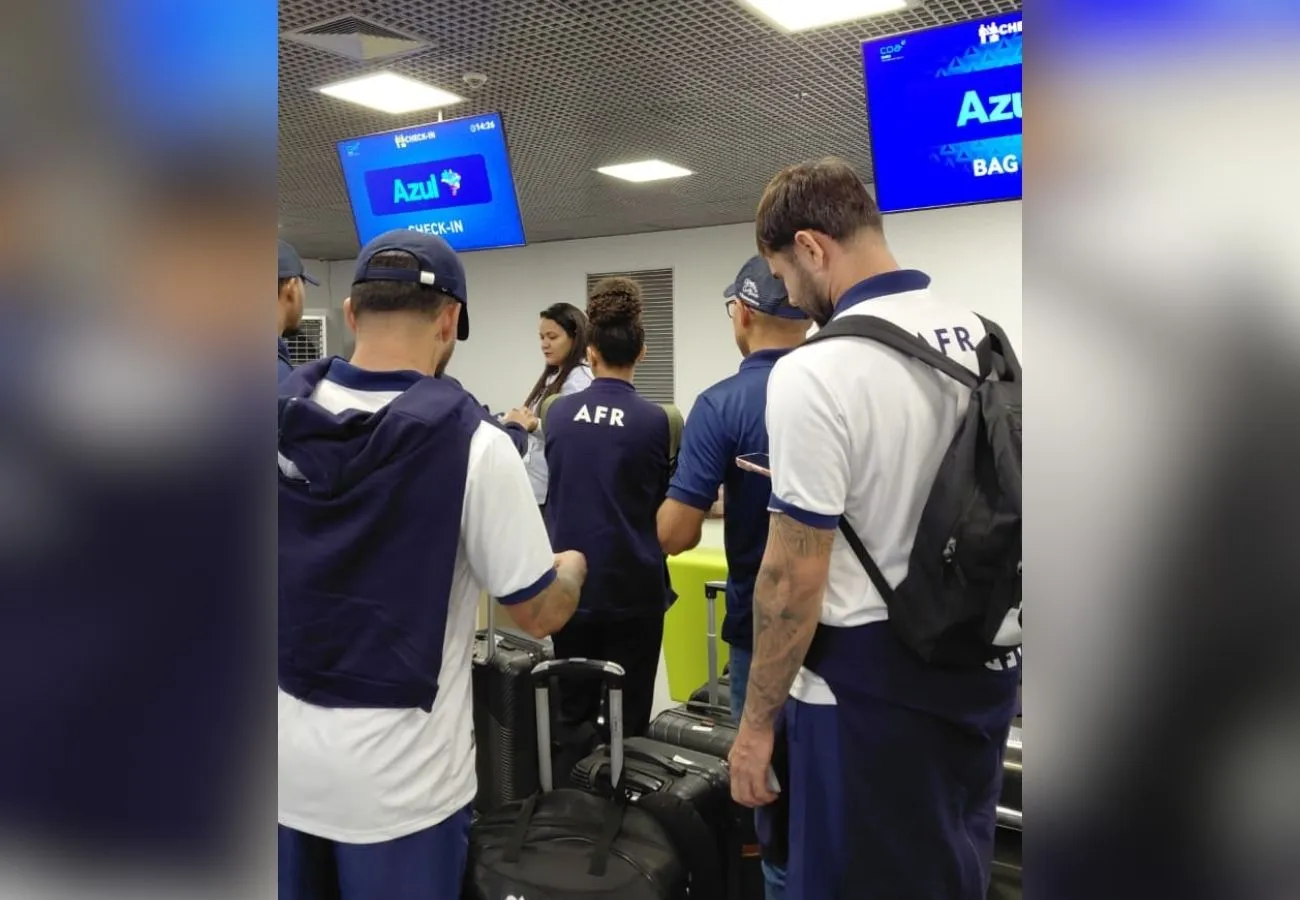 Time de futebol Araguaína no aeroporto de Cuiabá após voo desviado