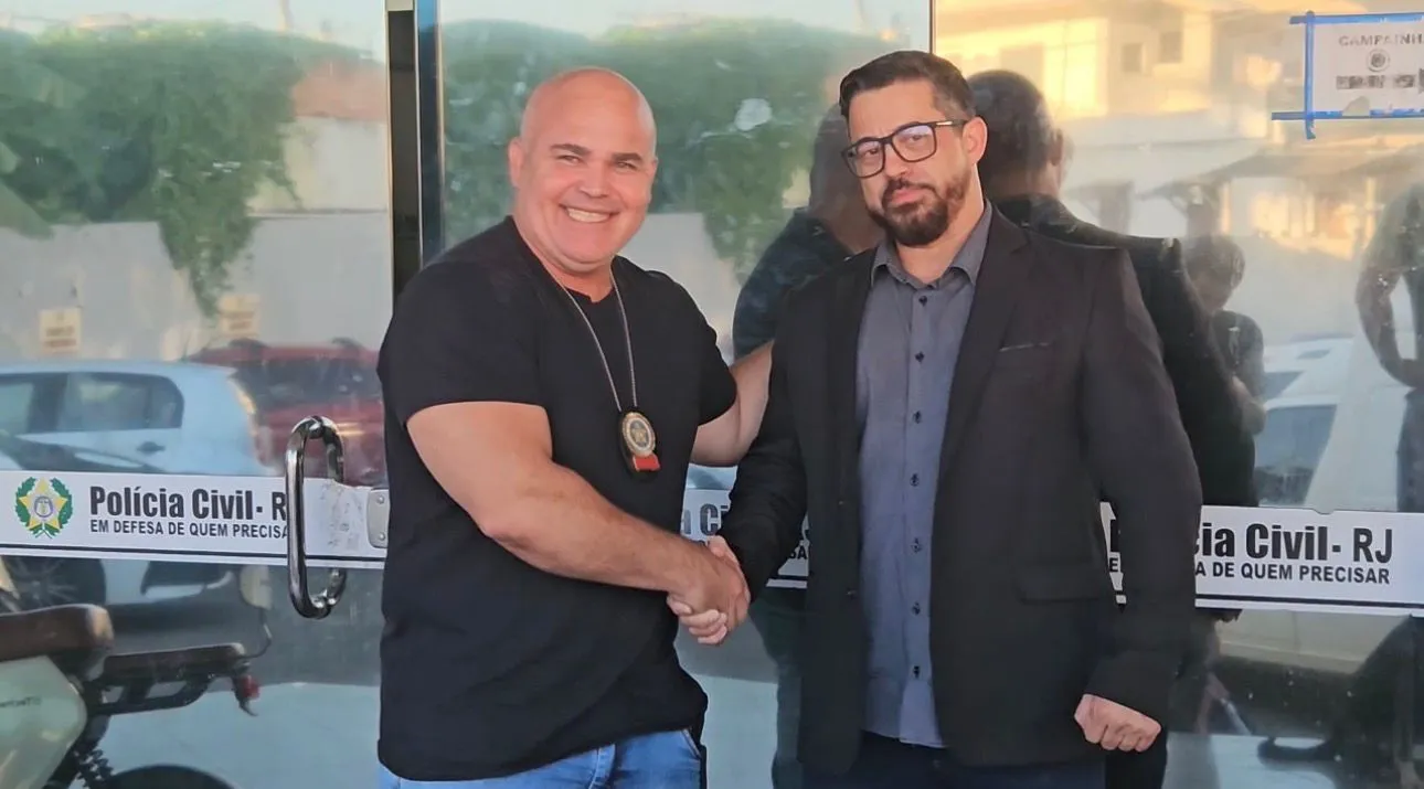 Delegado Márcio Caldas Guarus em frente à delegacia