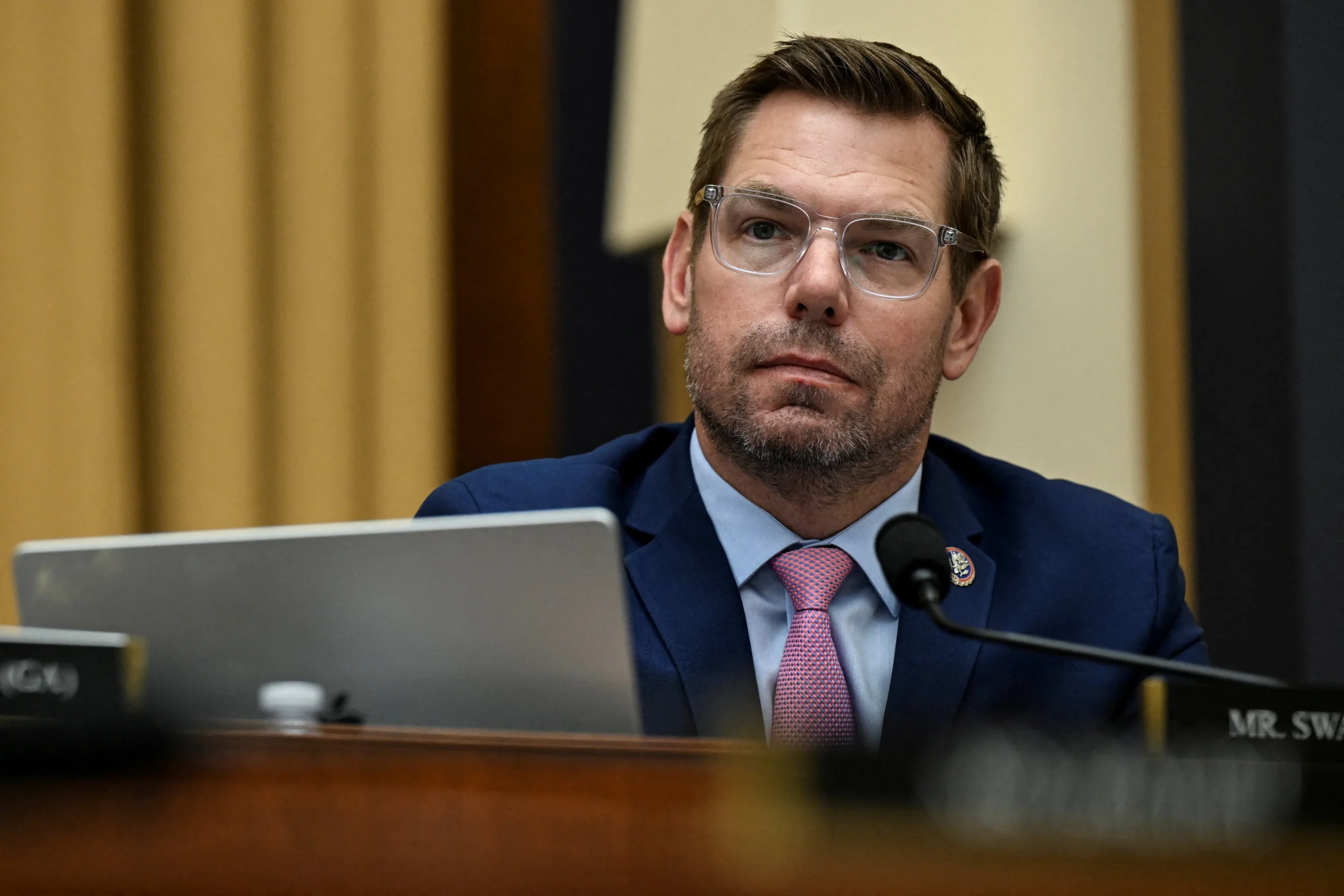 Eric Swalwell, político democrata, sob investigação por denúncias de estupro e má conduta.