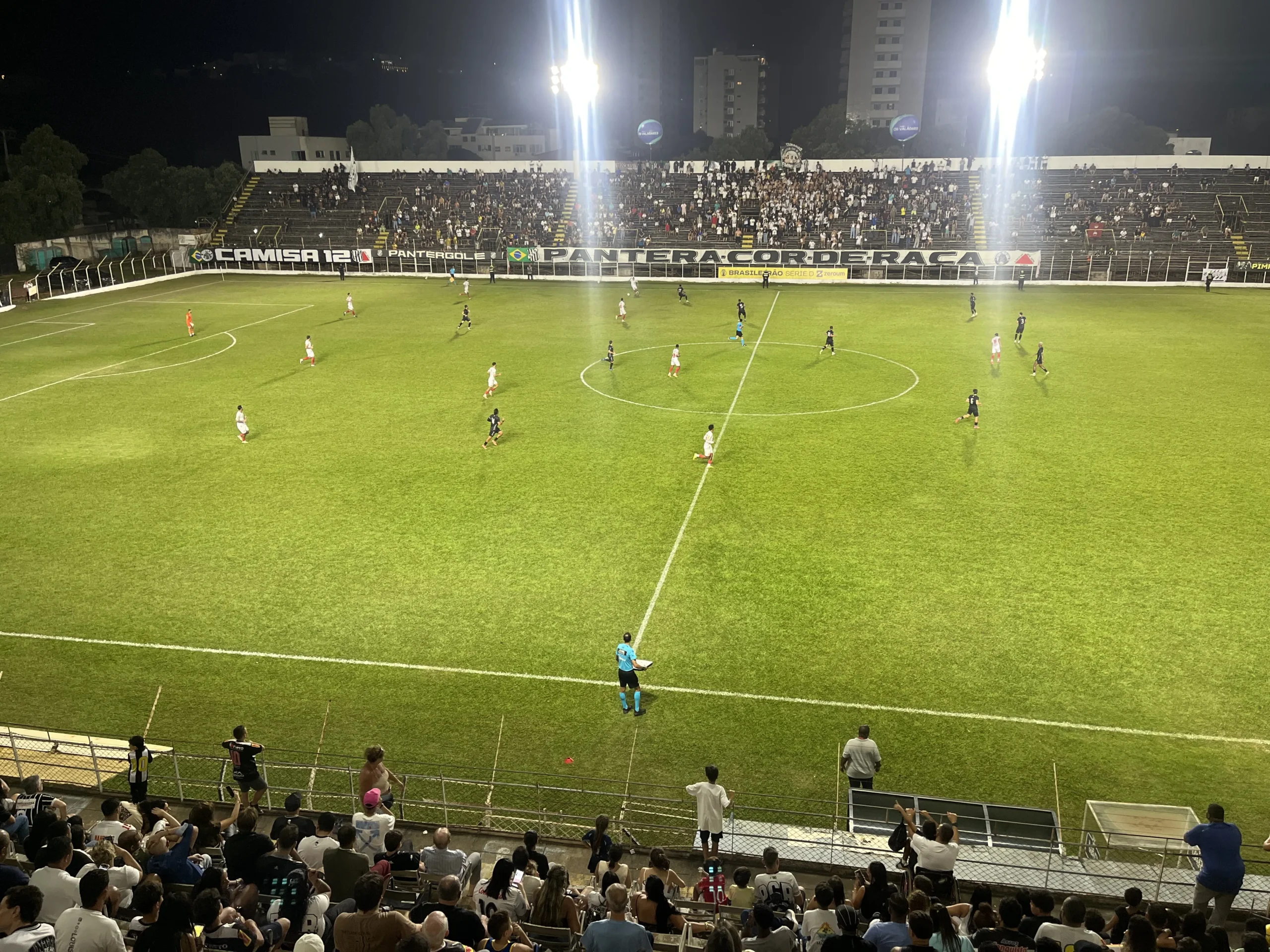 Jogador do Democrata GV comemora gol da vitória contra Tombense no Mamudão pela Série D