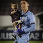 Goleiro Dênis Júnior da Ferroviária, com uniforme do time, em campo durante jogo da Série A2, exibindo foco.