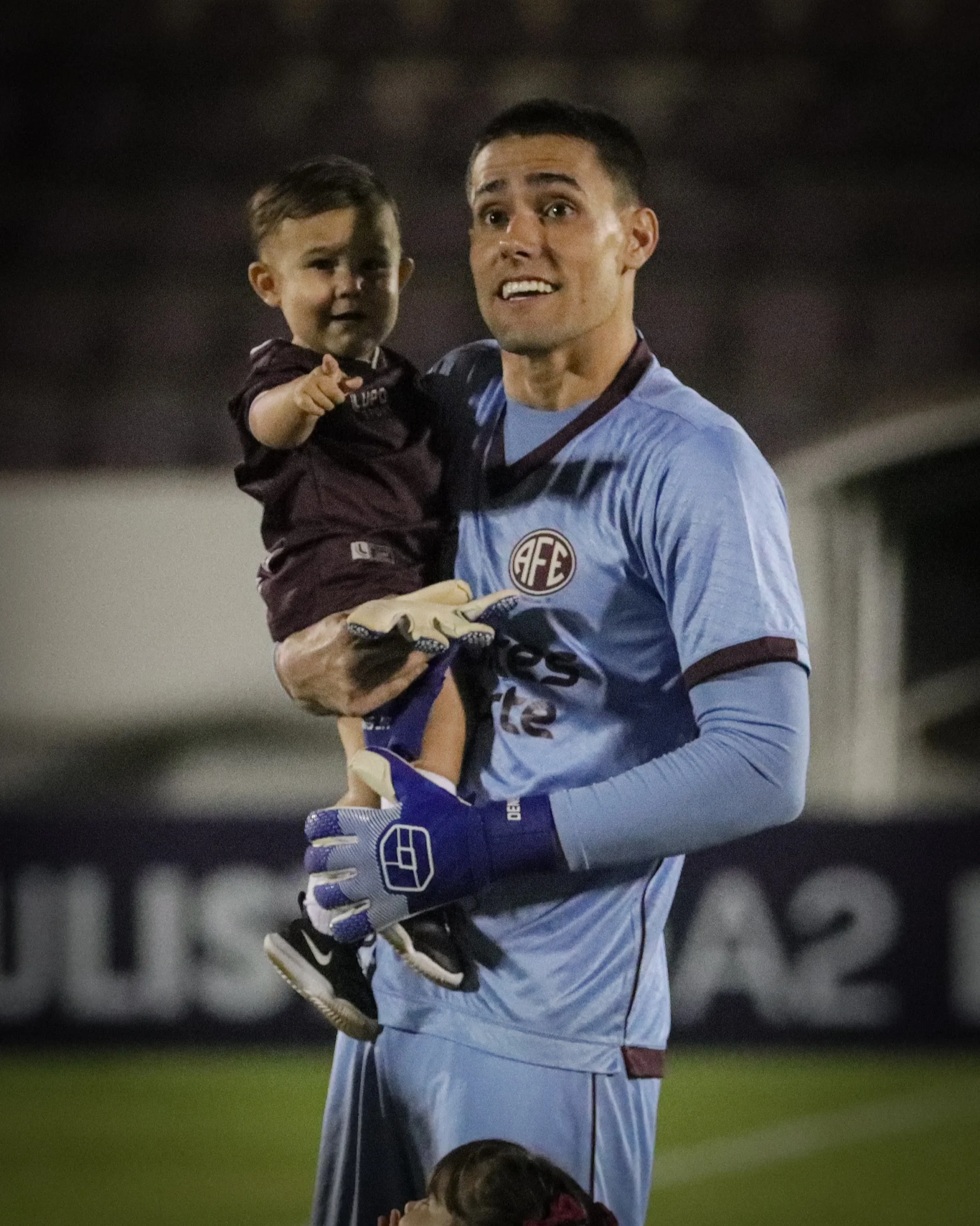Goleiro Dênis Júnior da Ferroviária, com uniforme do time, em campo durante jogo da Série A2, exibindo foco.