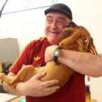 Aposentado Fernando Haddad segurando carinhosamente seu cachorro caramelo Banban