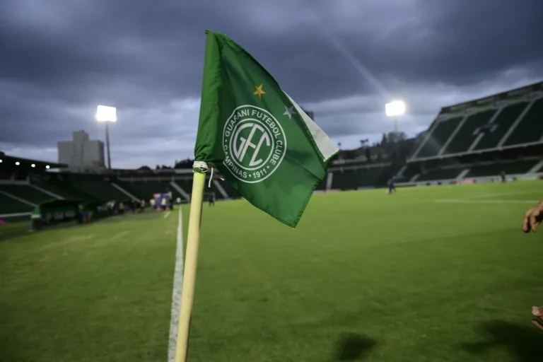 Partida de futebol entre Guarani e Volta Redonda no estádio Brinco de Ouro