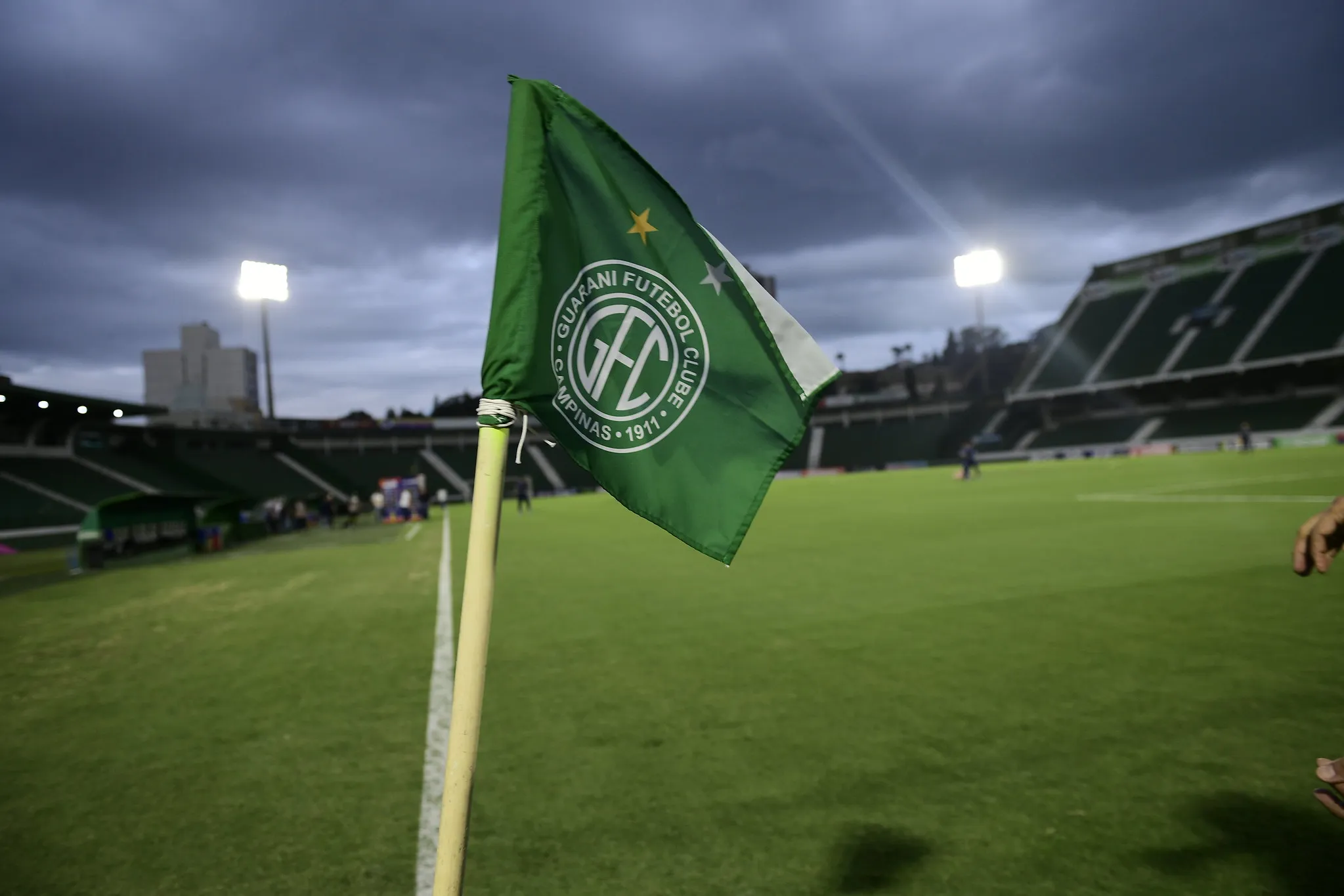 Partida de futebol entre Guarani e Volta Redonda no estádio Brinco de Ouro