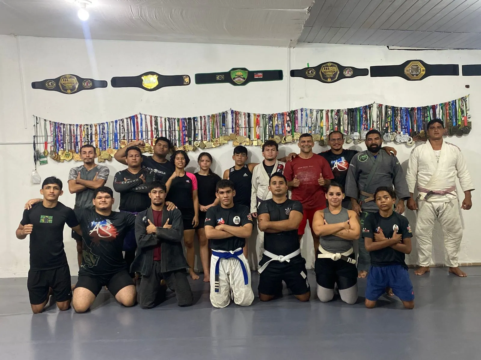 Lutadores de jiu-jítsu em combate durante o Desafio de Lutas Casadas do Tarumã, em Manaus, com destaque para a homenagem à cultura indígena.
