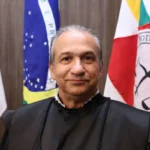 Gavel e documentos legais em mesa de tribunal, simbolizando o caso do desembargador afastado em MG