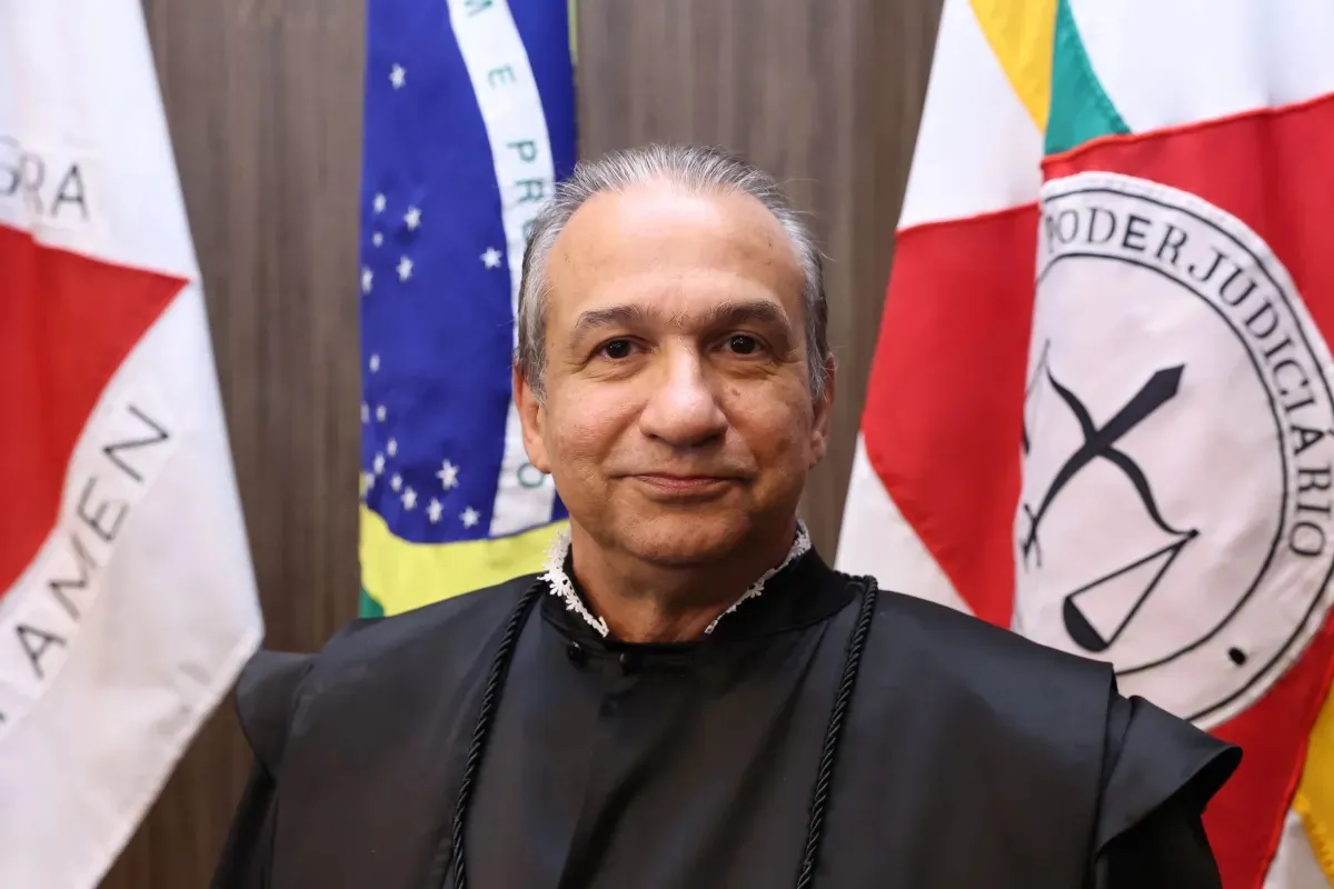 Gavel e documentos legais em mesa de tribunal, simbolizando o caso do desembargador afastado em MG