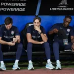 Lucho Acosta, meia do Fluminense, lesionado em campo