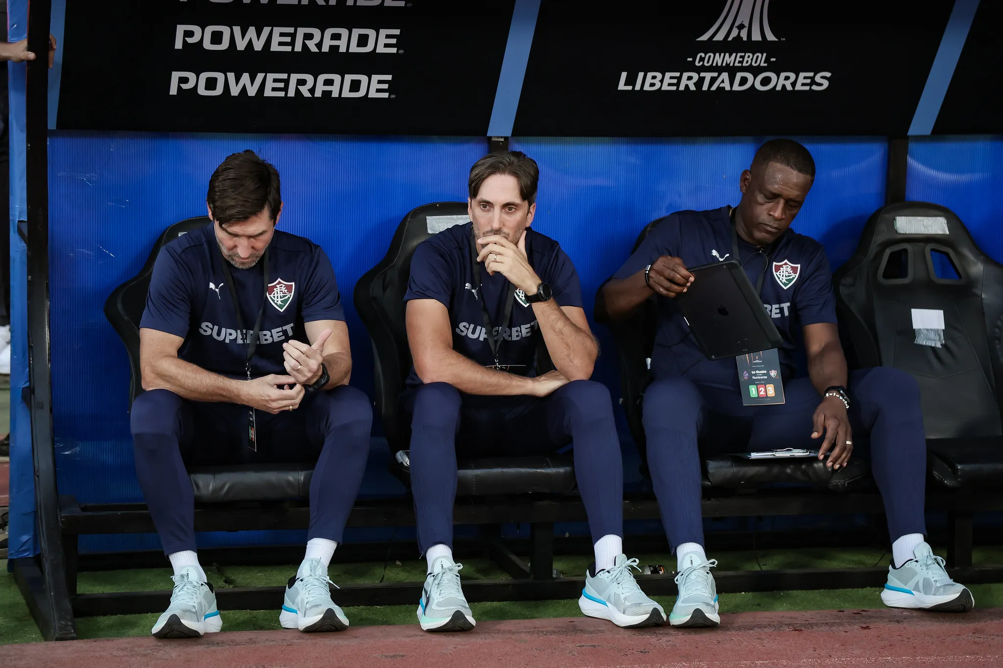 Lucho Acosta, meia do Fluminense, lesionado em campo
