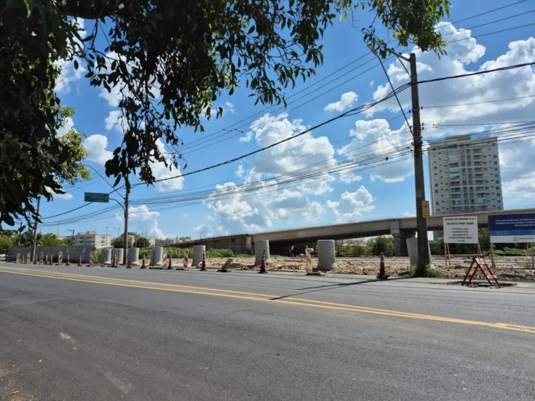 Desvio de trânsito em rotatória de César de Sousa para obras de viaduto