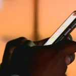 Jovens felizes e engajados em atividades reais após detox digital