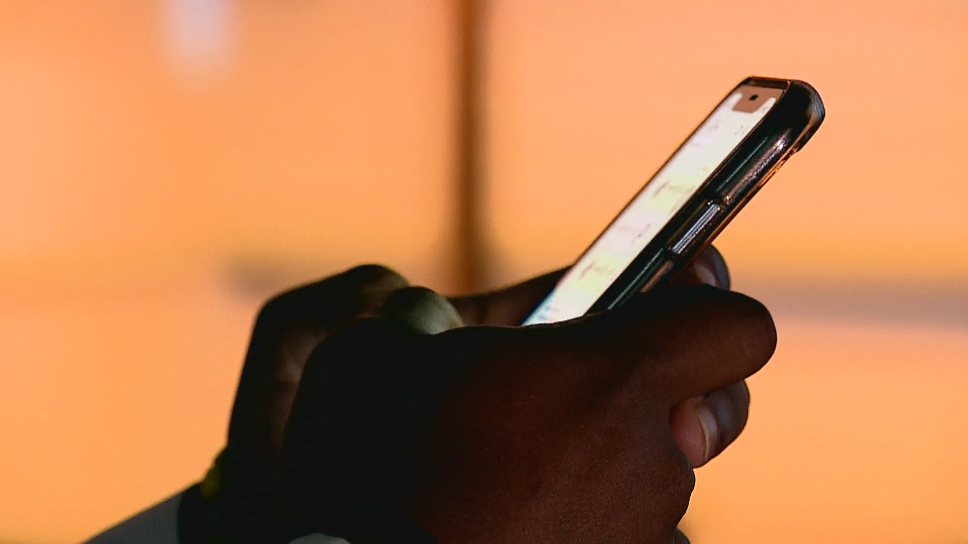 Jovens felizes e engajados em atividades reais após detox digital