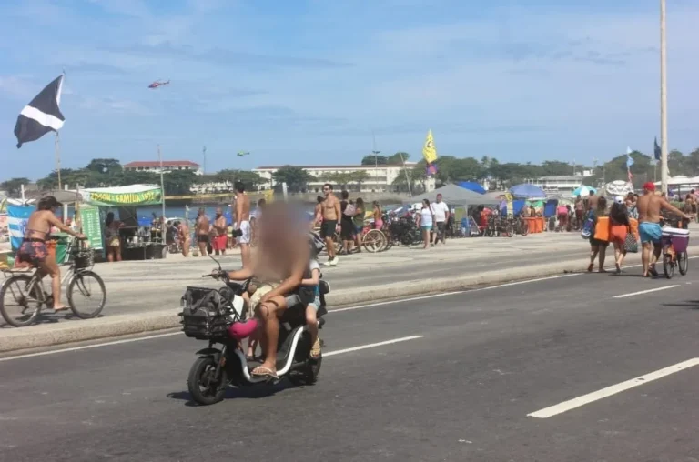 Condutor de autopropelido com duas crianças em via pública