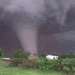 Equipes de emergência inspecionam danos causados por tornados em Oklahoma