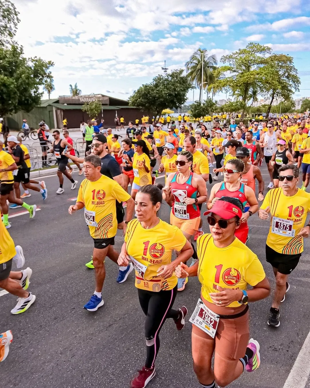 Corrida Dez Milhas Garoto 2026, atletas correndo em Vitória e Vila Velha