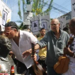 Grupo de choro tocando em um "bandão" na rua, com pessoas de todas as idades assistindo e aplaudindo no Rio.