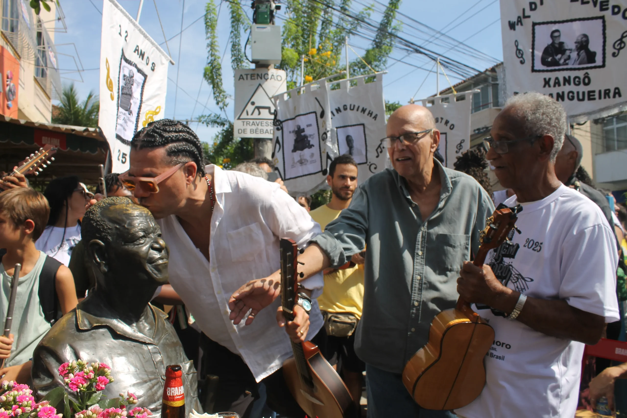 Grupo de choro tocando em um "bandão" na rua, com pessoas de todas as idades assistindo e aplaudindo no Rio.