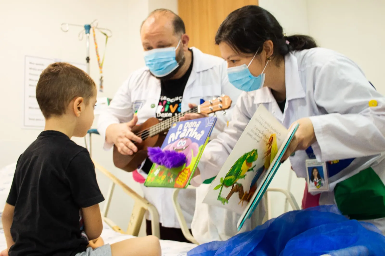Crianças em hospital leem livros infantis sobre monstros e animais