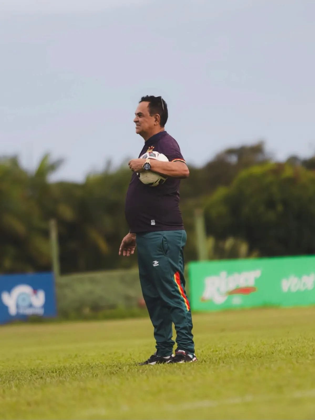 Francisco Diá, técnico do Sampaio Corrêa, durante treino de futebol