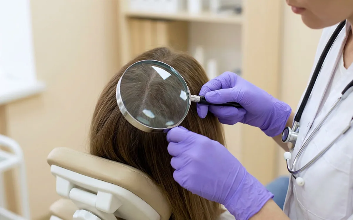 Mulher recebendo diagnóstico capilar com dermatoscópio