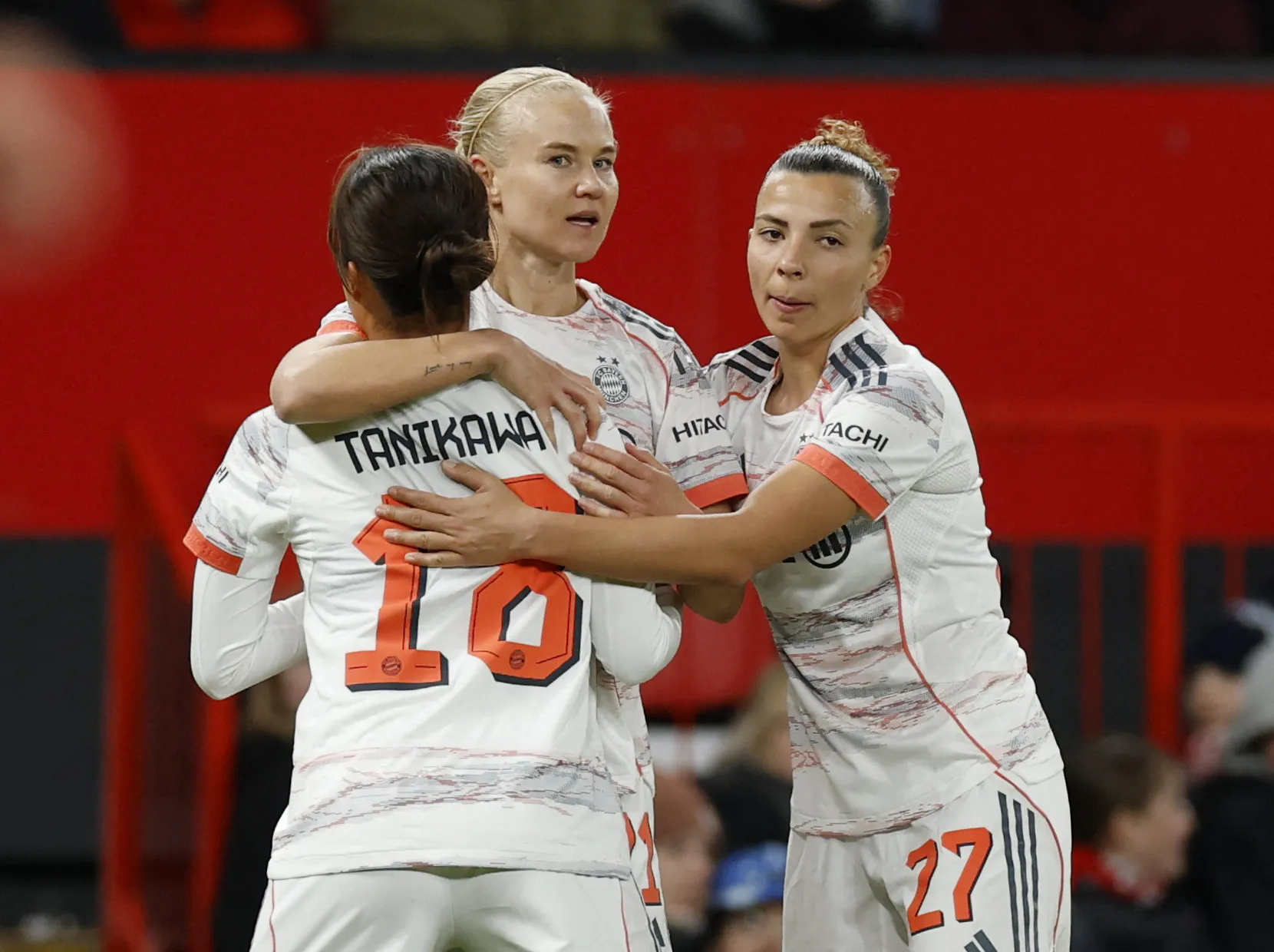 Pernille Harder comemora título com o Bayern de Munique