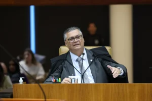 Ministro Flávio Dino em sessão do STF, falando sobre corrupção no Judiciário