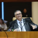 Marreta de juiz e livros de direito com o STF ao fundo, representando a reforma do judiciário proposta por Flávio Dino.