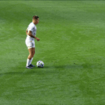 Jogador recebe cartão amarelo por subir na bola no futebol argentino