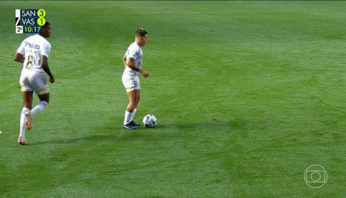 Jogador recebe cartão amarelo por subir na bola no futebol argentino