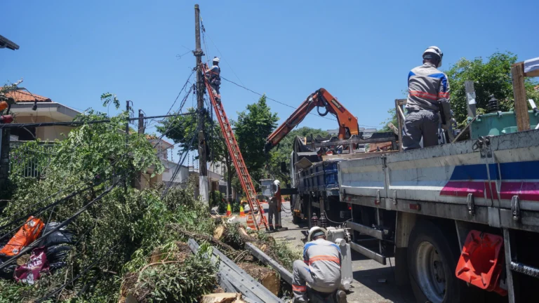 Rede elétrica da Enel SP em São Paulo, postes, fios de alta tensão, distribuição de energia.