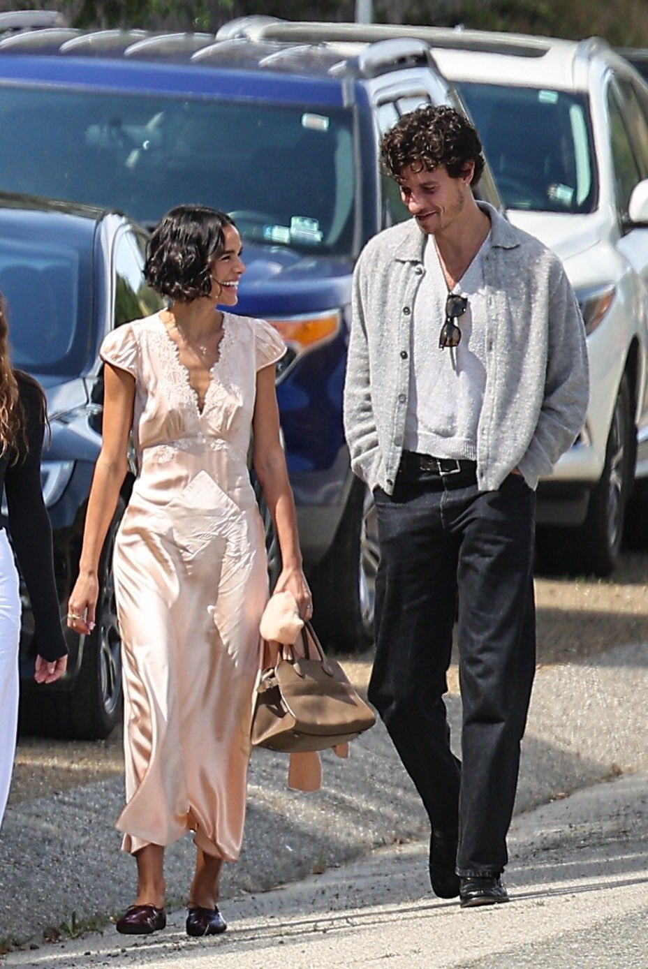 Bruna Marquezine e Shawn Mendes caminhando em Malibu