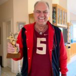 Oscar Schmidt sorrindo, ícone do basquete brasileiro, superando problemas de saúde