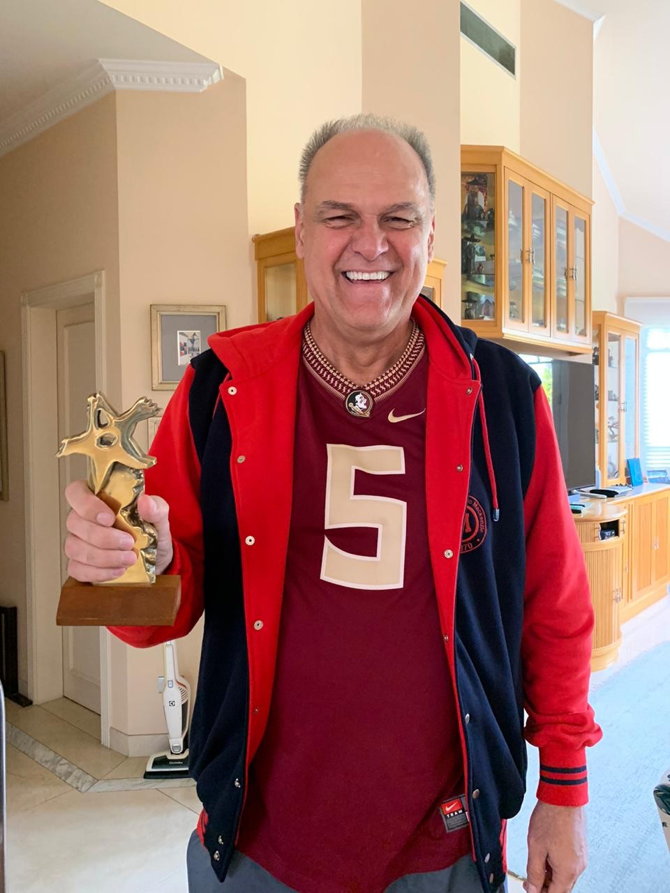Oscar Schmidt sorrindo, ícone do basquete brasileiro, superando problemas de saúde
