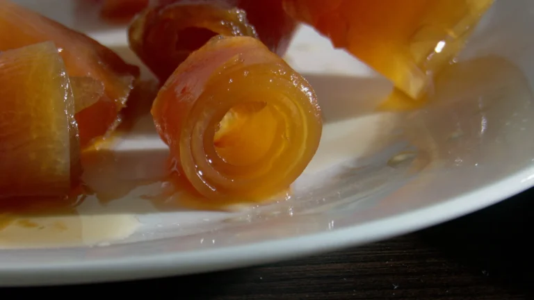 Doce de mamão verde em tigela rústica