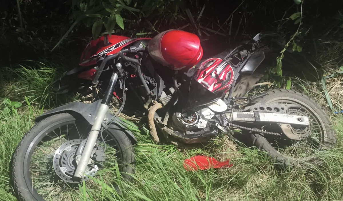 Cena de acidente na RJ-102 Cabo Frio com carro e moto e socorro