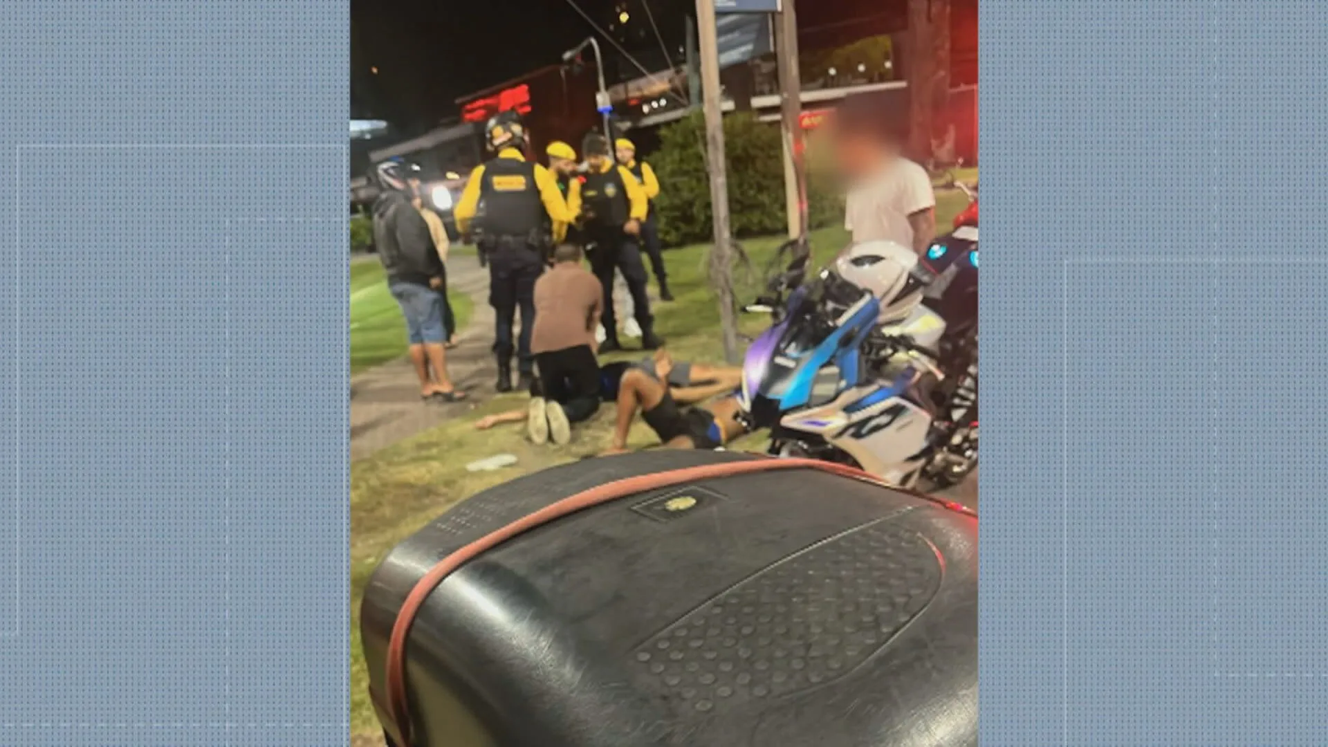 Policiais na Avenida Borges de Medeiros após tiroteio por roubo de moto