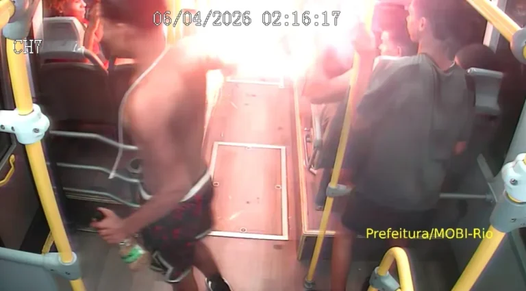 Vidro quebrado de ônibus BRT após ataque com rojão no Rio de Janeiro.